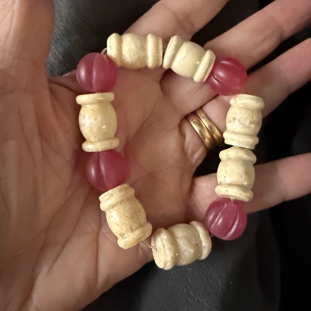 Chic Bone Beaded Bracelet with Pink and Cream Tones